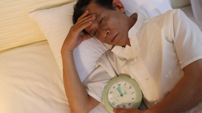 Giúp người già khắc phục tình trạng mất ngủ